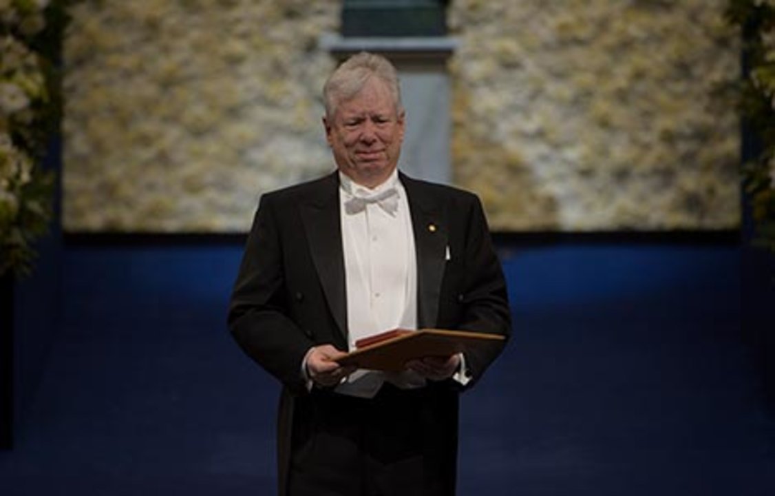 manbet手机版理查德·h·塞勒在斯德哥尔摩音乐厅领奖后