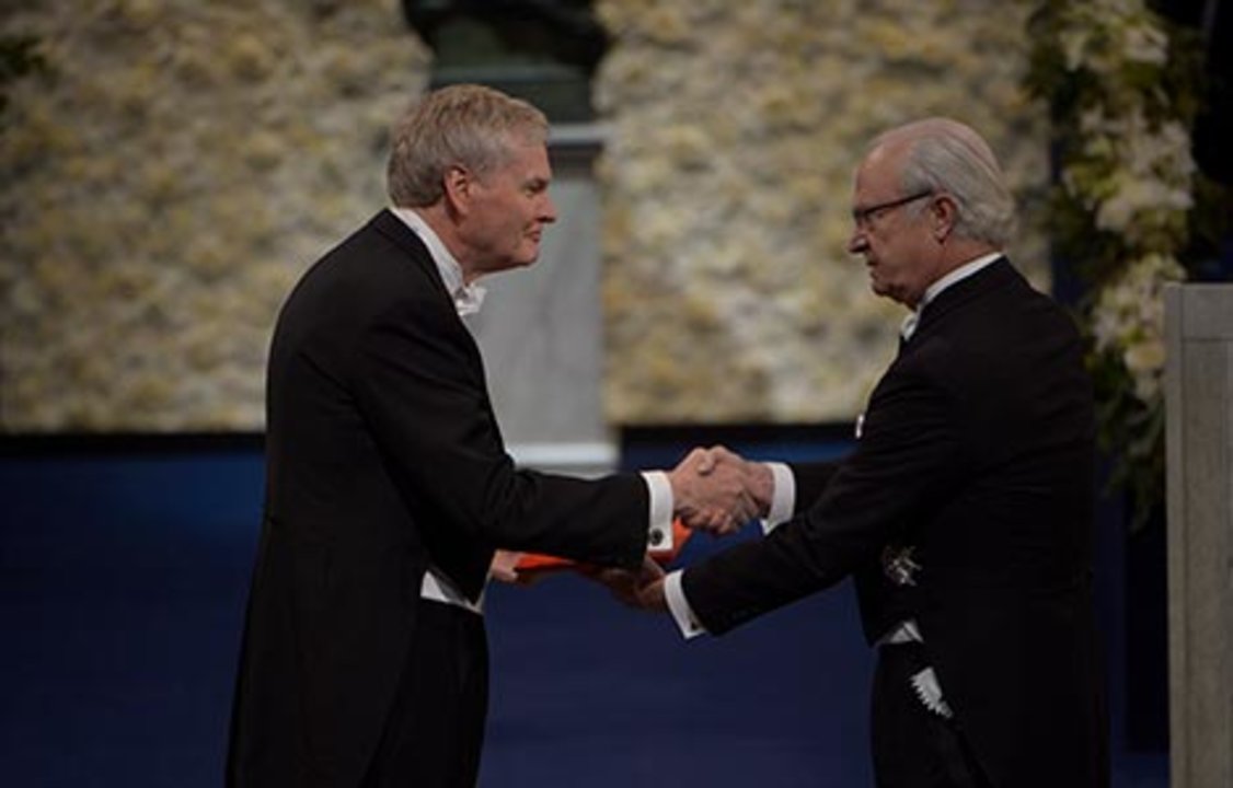 manbet手机版迈克尔·w·杨从瑞典国王卡尔十六世·古斯塔夫手中接过诺贝尔奖