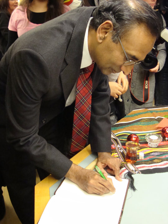 manbet手机版Venkatraman Ramakrishnan为学生签名