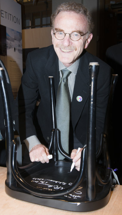 manbet手机版像在他之前的许多诺贝尔奖得主一样，兰迪·w·谢克曼(Randy W. Schekman)在斯德哥尔摩诺贝尔博物馆的诺贝尔小酒馆(Bistro Nobel)的一把椅子上签名