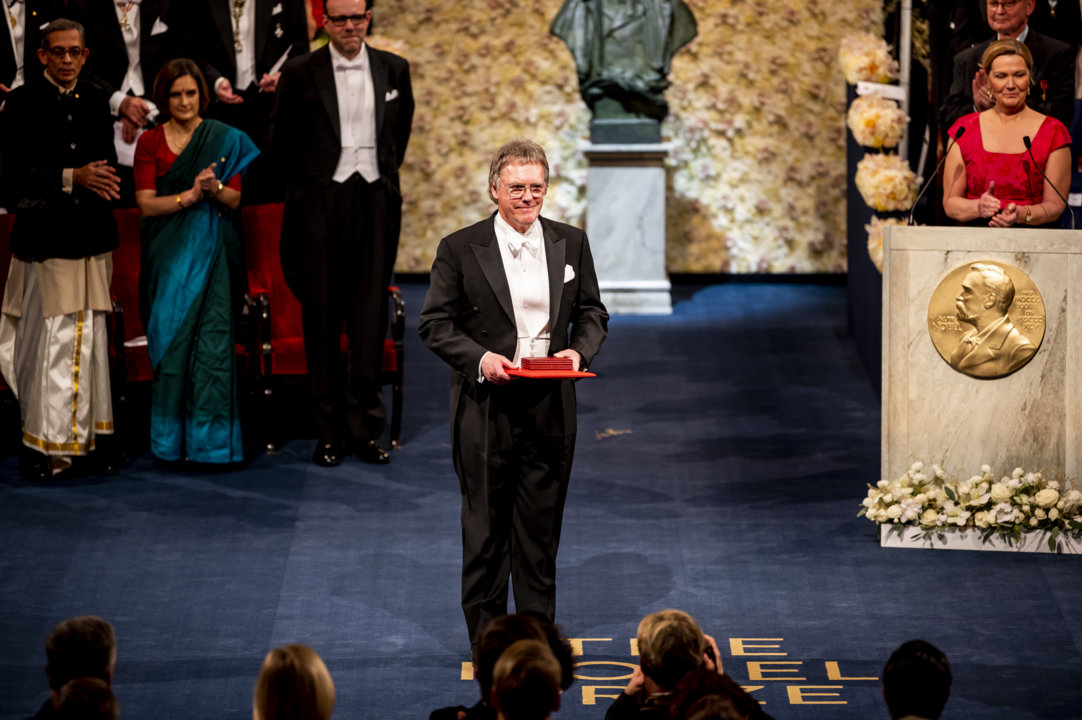 manbet手机版彼得·j·拉特克利夫爵士在获得诺贝尔奖后