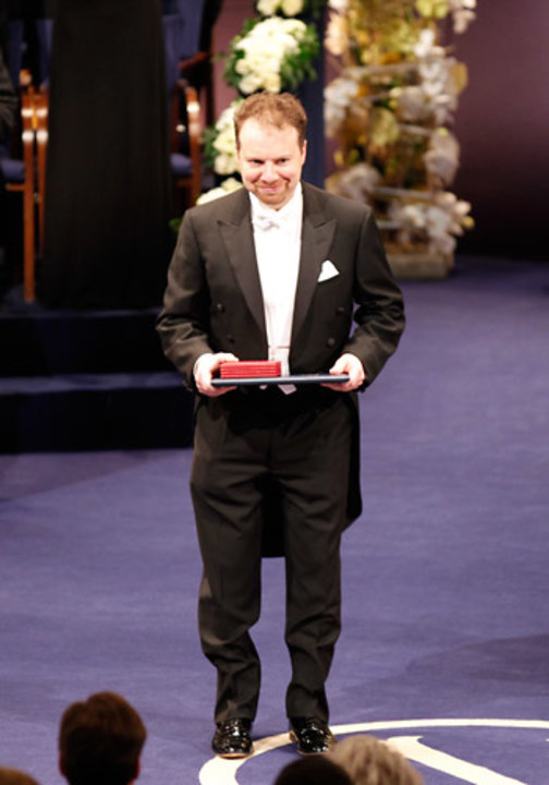 manbet手机版亚当·g·里斯在斯德哥尔摩音乐厅接受诺贝尔奖后