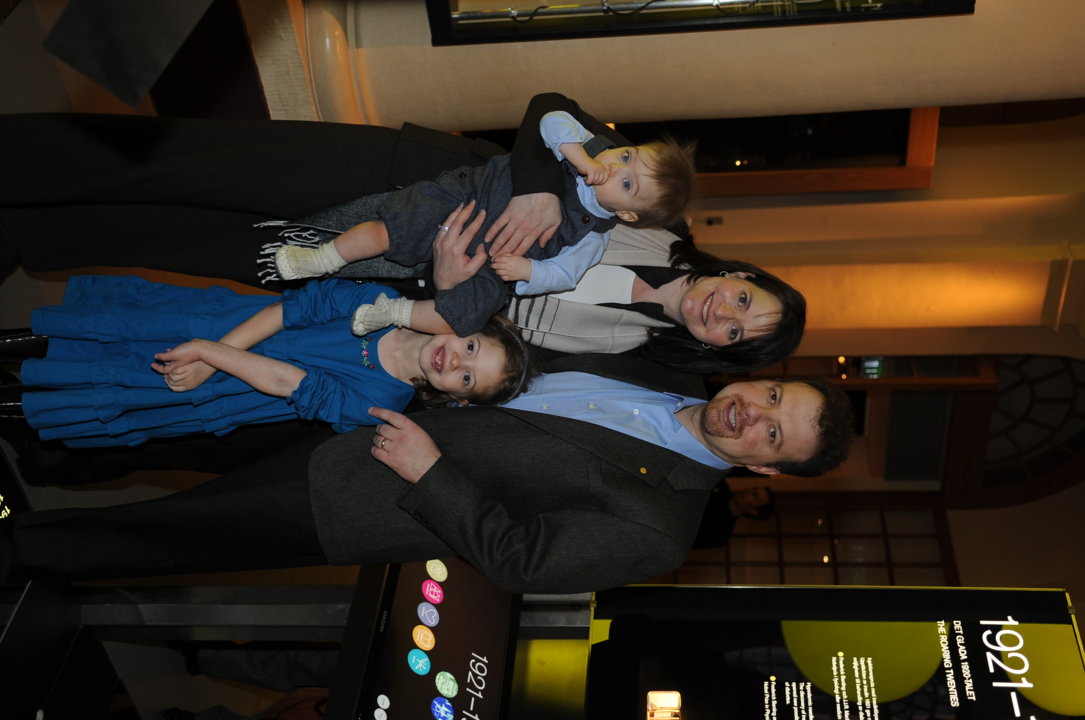 manbet手机版亚当·g·里斯和他的妻子南希·乔伊·里斯以及他们的两个孩子诺亚和加布里埃尔在诺贝尔博物馆