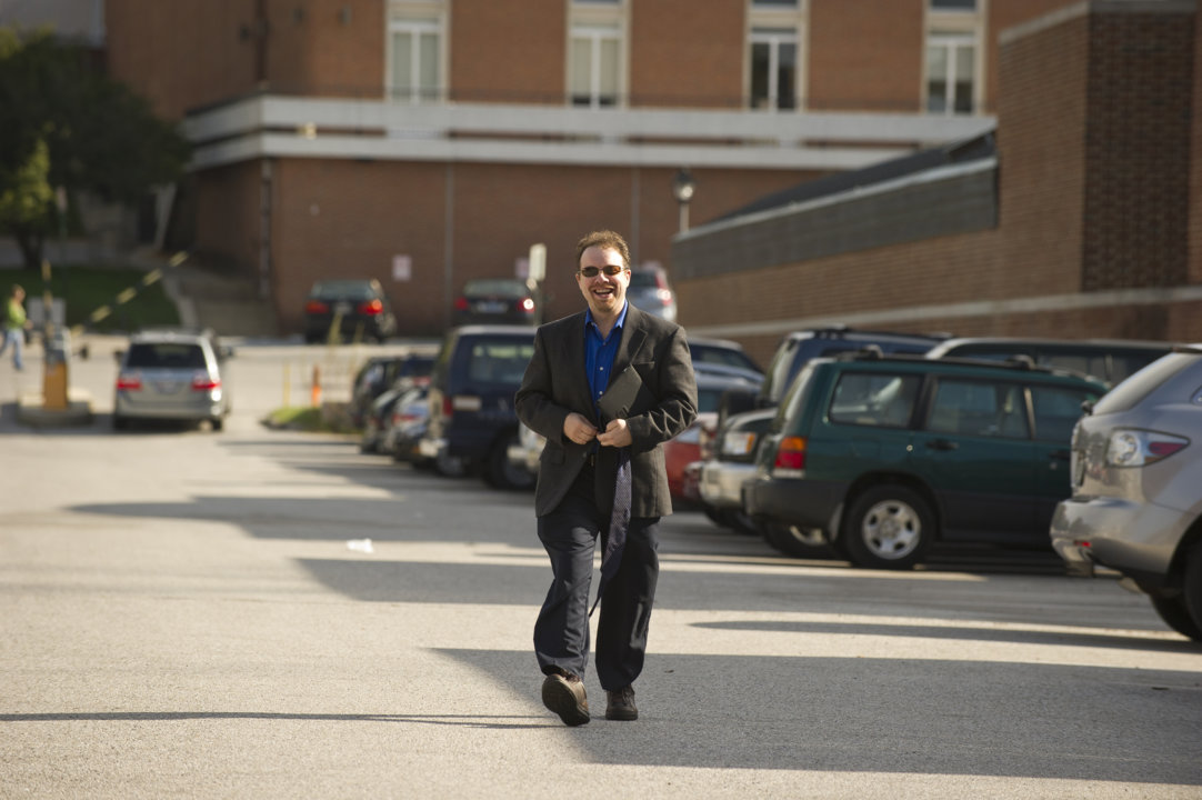 manbet手机版亚当·里斯抵达约翰·霍普金斯大学的停车场