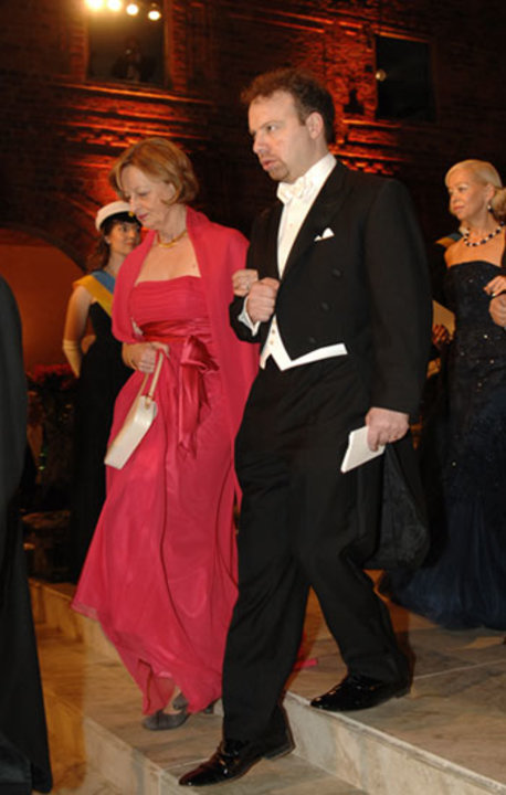 manbet手机版Adam G. Riess在医学桂冠获得者Jules A. Hoffmann的妻子DaniÃ©le Hoffmann博士的陪同下抵达诺贝尔晚宴
