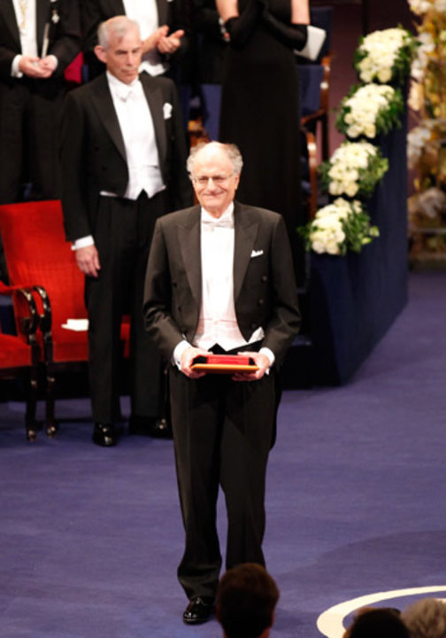 manbet手机版托马斯·j·萨金特在斯德哥尔摩音乐厅领奖后