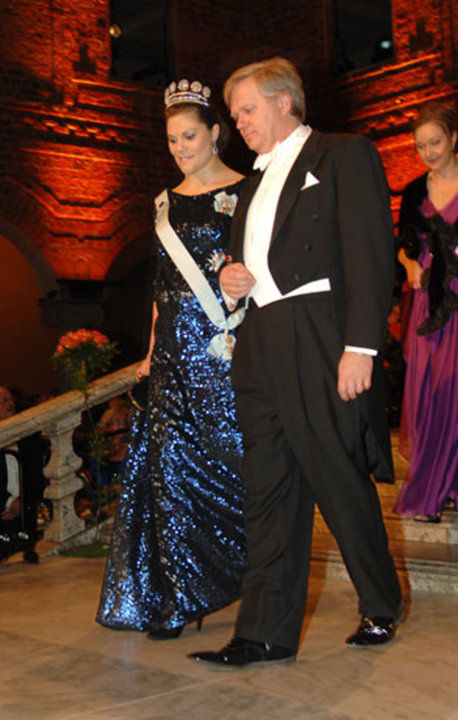 manbet手机版布莱恩·施密特在瑞典维多利亚公主的陪同下抵达诺贝尔晚宴。