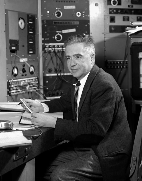 manbet手机版埃米利奥·塞格雷在他的实验室,1954年4月28日