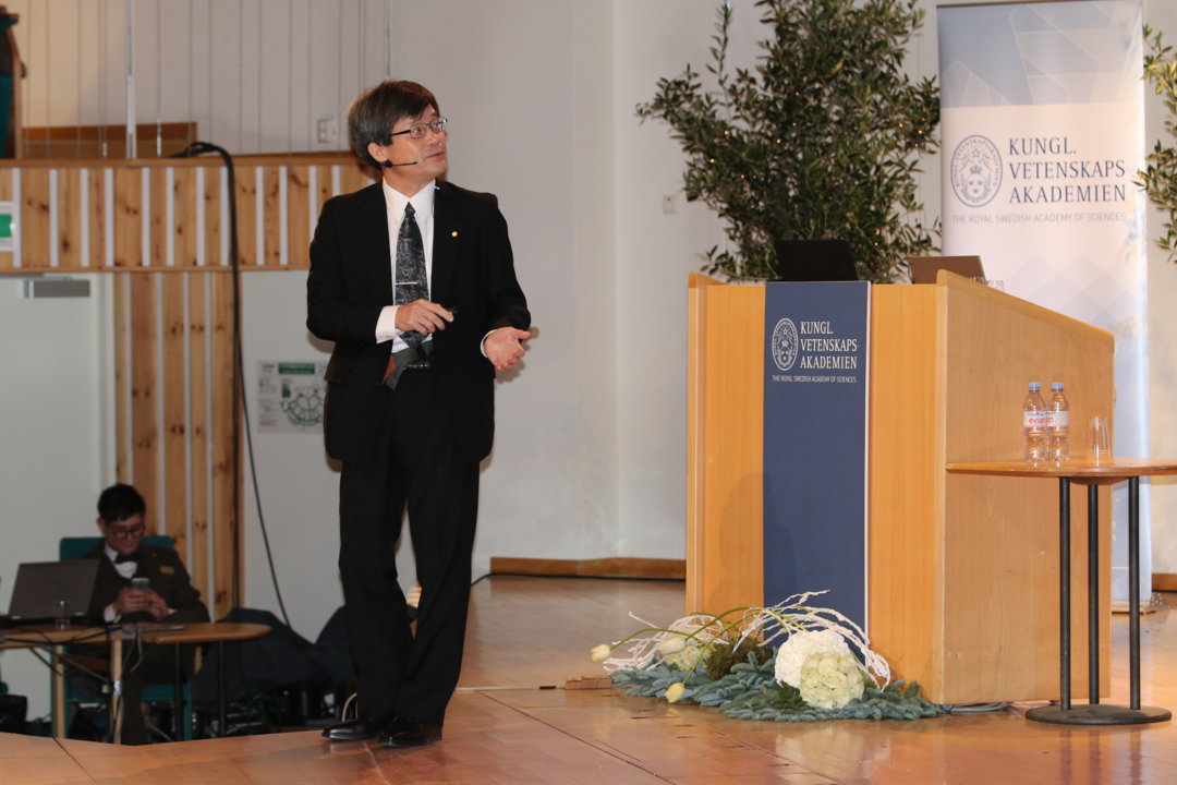 manbet手机版天野浩发表诺贝尔奖演讲。