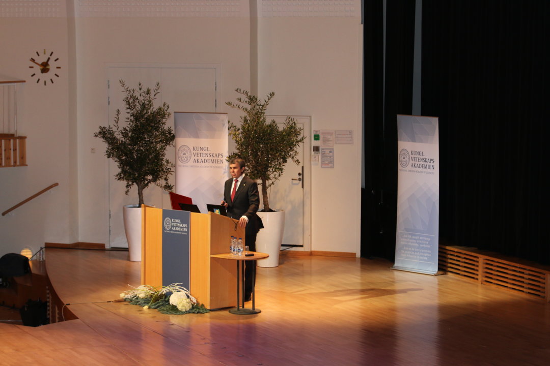 manbet手机版埃里克·贝齐格发表诺贝尔奖演讲。