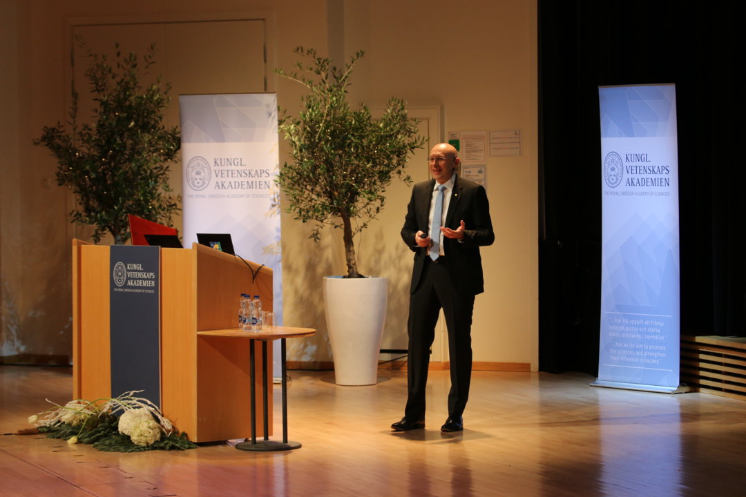 manbet手机版斯蒂芬·w·海尔在发表诺贝尔奖演讲。