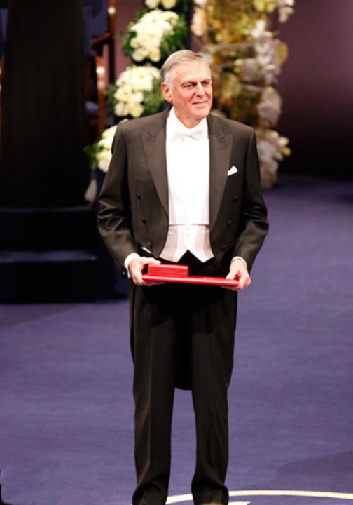 manbet手机版丹·谢赫特曼在斯德哥尔摩音乐厅接受诺贝尔奖后