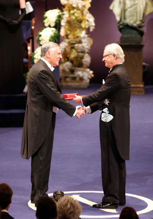 manbet手机版丹·谢赫特曼从国王陛下卡尔十六世·古斯塔夫手中接过诺贝尔奖