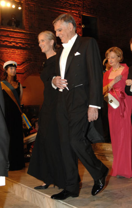 manbet手机版丹·谢赫特曼在已故医学获奖者拉尔夫·m·斯坦曼的妻子克劳迪娅·斯坦曼夫人的陪同下抵达诺贝尔宴会