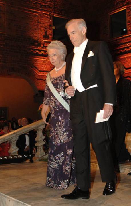 manbet手机版克里斯托弗·a·西姆斯在克里斯蒂娜公主马格努森夫人的陪同下抵达诺贝尔晚宴