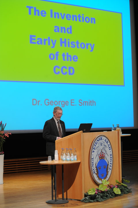 manbet手机版乔治·e·史密斯发表诺贝尔奖演讲