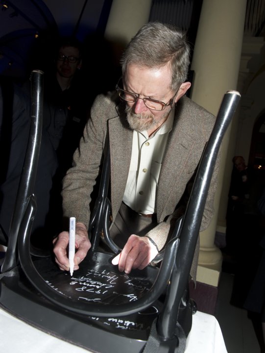 manbet手机版乔治·e·史密斯在一把椅子上签名