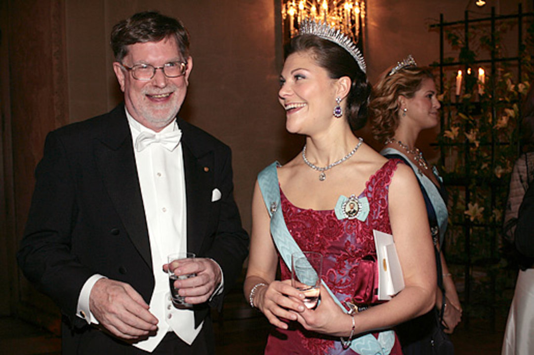 manbet手机版乔治·f·斯穆特和瑞典王储维多利亚公主。