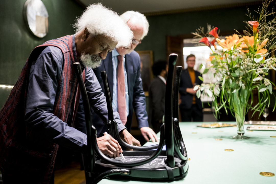 manbet手机版Wole Soyinka为诺贝尔奖博物馆的椅子签名狗万世界杯