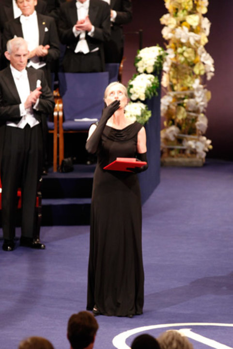 manbet手机版克劳迪娅·斯坦曼夫人代表已故的拉尔夫·斯坦曼教授接受诺贝尔奖章和文凭后飞吻
