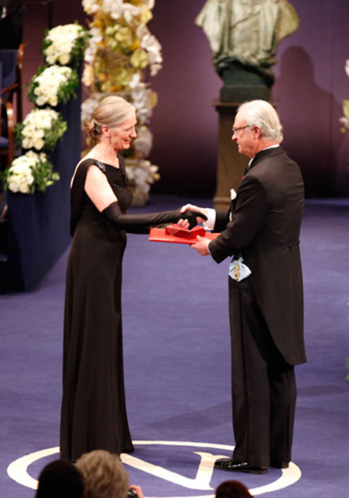 manbet手机版克劳迪娅·斯坦曼夫人代表已故的拉尔夫·斯坦曼教授接受诺贝尔奖章和文凭