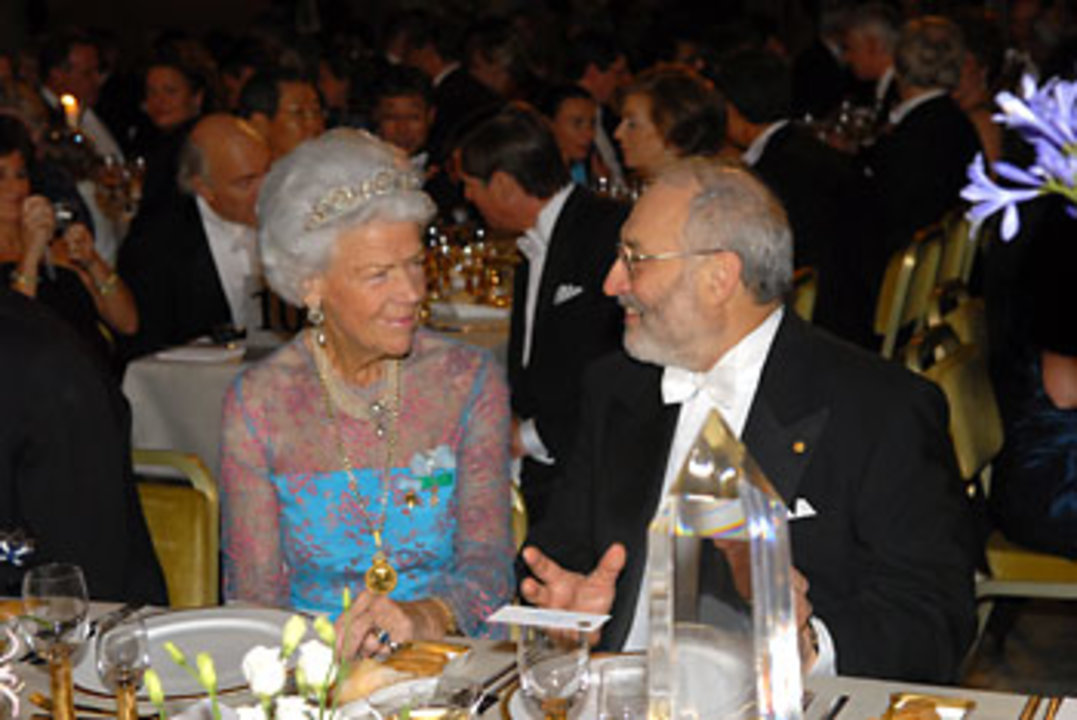 manbet手机版伯爵夫人Alice Trolle-Wachtmeister和Joseph E. Stiglitz在诺贝尔宴会上