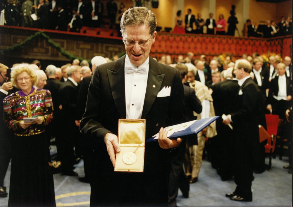 manbet手机版小约瑟夫·泰勒展示他的诺贝尔奖章