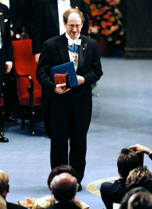 manbet手机版杰拉杜斯·胡夫特在接受国王陛下颁发的诺贝尔奖后。
