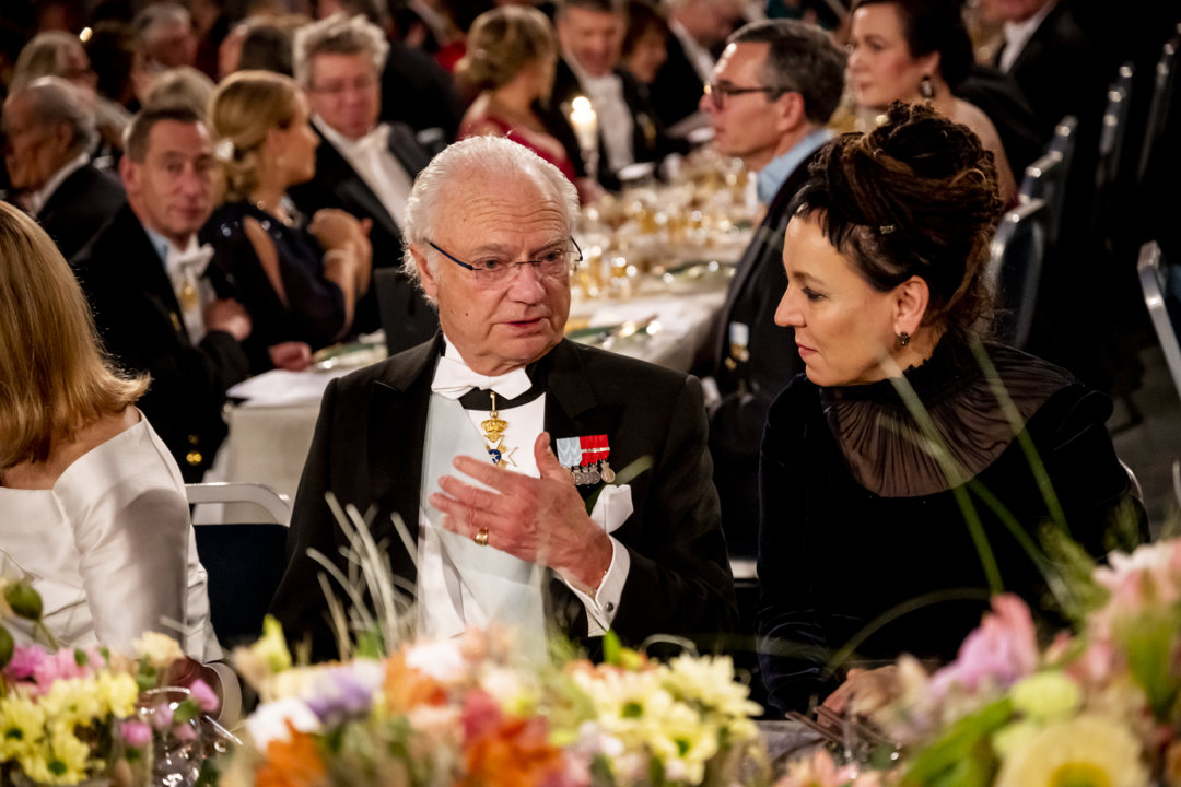 manbet手机版奥尔加·托卡尔丘克和国王在诺贝尔晚宴上