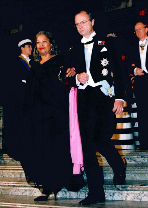 manbet手机版托尼·莫里森和瑞典国王在1993年的诺贝尔晚宴上