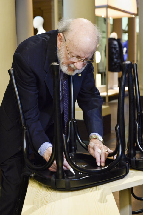 manbet手机版像之前的许多诺贝尔奖得主一样，威廉·c·坎贝尔(William C. Campbell)在斯德哥尔摩诺贝尔博物馆的诺贝尔小酒馆(Bistro Nobel)的一把椅子上签名。