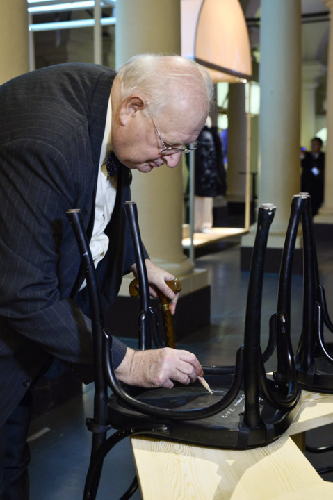 manbet手机版就像在他之前的许多奖得主,Angus Deaton签名一把椅子在小酒馆诺贝尔在斯德哥尔摩的诺贝尔博物馆。