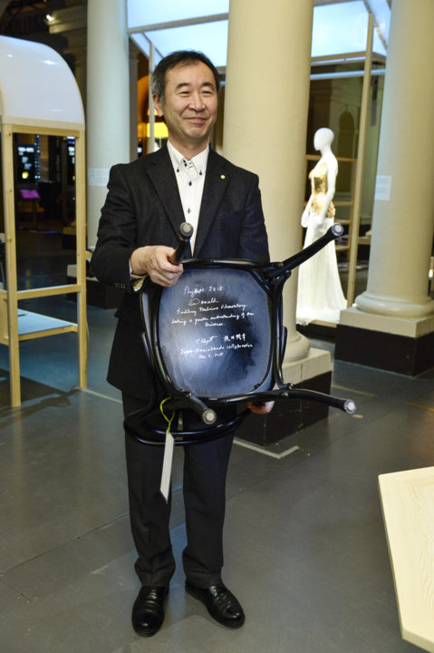 manbet手机版诺贝尔奖获得者Takaaki Kajita和斯德哥尔摩诺贝尔博物馆的签名椅。