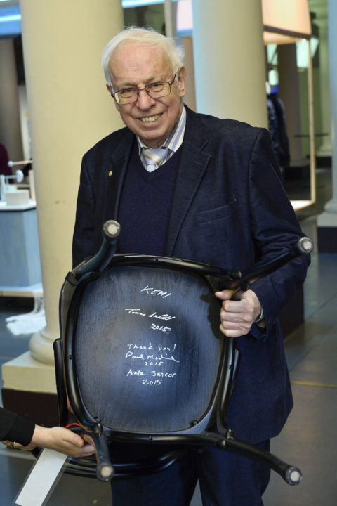 manbet手机版诺贝尔奖得主托马斯·林达尔和斯德哥尔摩诺贝尔博物馆的亲笔签名椅子。