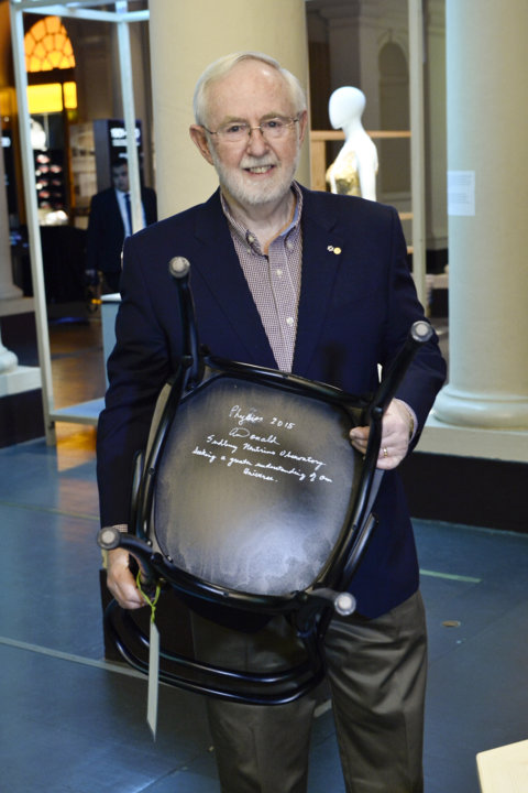 manbet手机版诺贝尔经济学奖得主阿瑟·b·麦克唐纳和亲笔签名的椅子在斯德哥尔摩的诺贝尔博物馆。