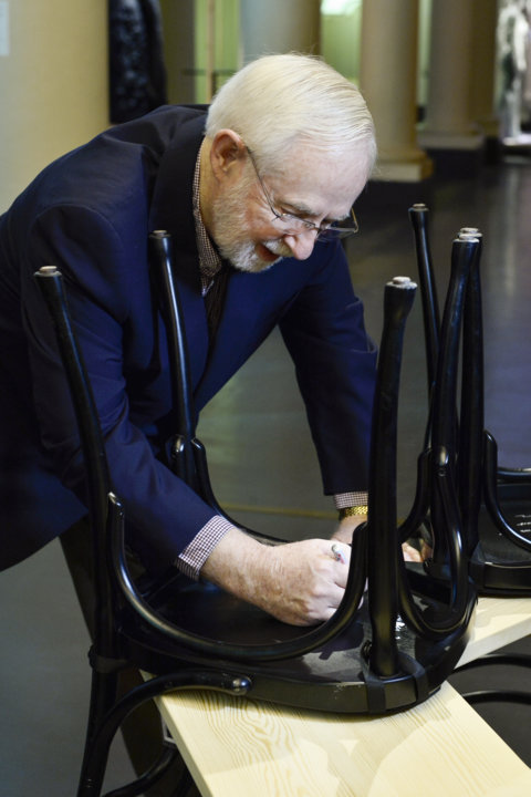 manbet手机版就像在他之前的许多诺贝尔奖获得者,阿瑟·b·麦克唐纳签名一把椅子在小酒馆诺贝尔在斯德哥尔摩的诺贝尔博物馆。
