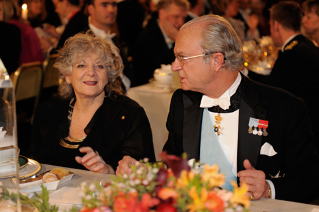 manbet手机版诺贝尔奖获得者阿达E.约纳特在诺贝尔宴会上与瑞典国王卡尔十六世古斯塔夫陛下交谈