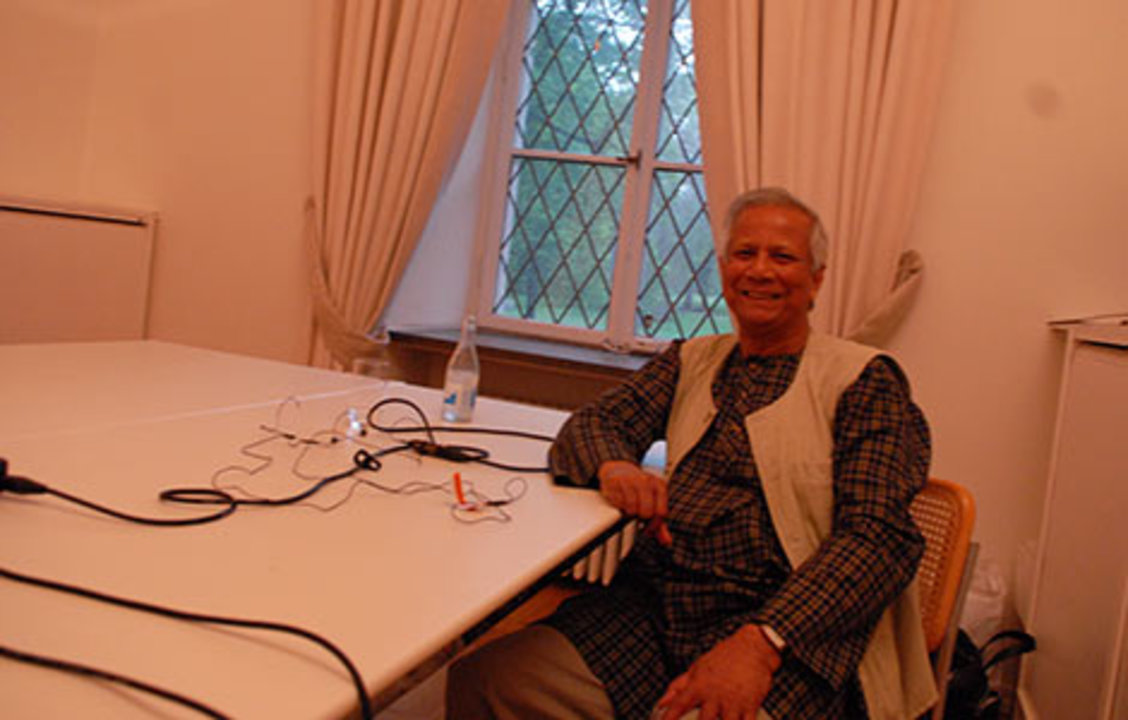 manbet手机版2014年5月19日，2006年诺贝尔和平奖得主穆罕默德·尤努斯在斯德哥尔摩诺贝尔基金会的播客录音中