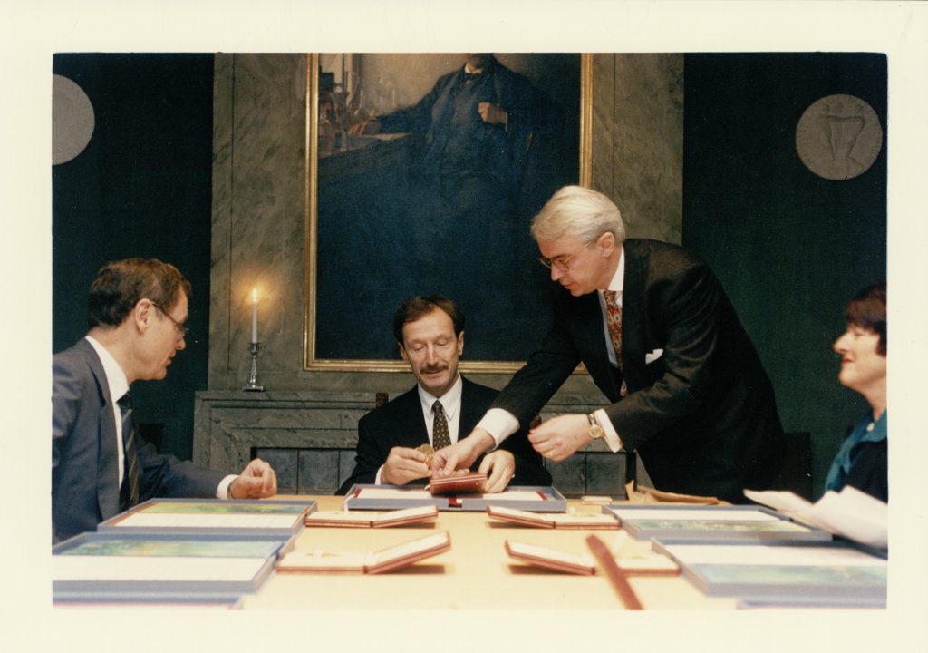 manbet手机版Rolf M. Zinkernagel看着他的诺贝尔证书