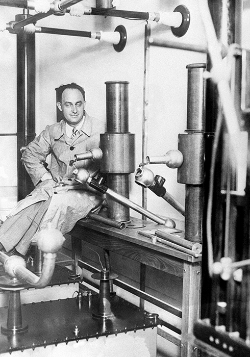 manbet手机版物理学家恩里科·费米摄于1934年的实验室