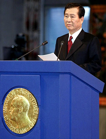 manbet手机版金大中总统在接受2000年诺贝尔和平奖后，正在进行诺贝尔演讲。