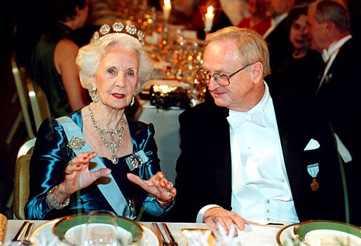 manbet手机版瑞典公主莉莲与诺贝尔奖得主阿尔维德·卡尔松交谈。