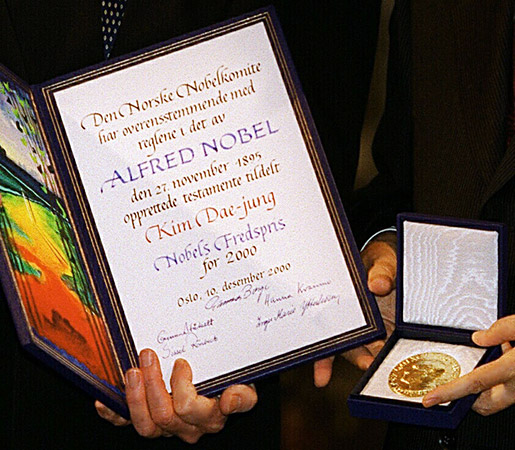 manbet手机版2000年诺贝尔和平奖证书和奖章。