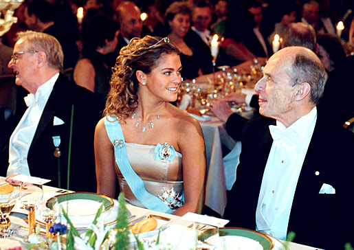 manbet手机版在诺贝尔宴会上，瑞典的玛德琳公主坐在诺贝尔生理学或医学奖得主保罗·格林加德和阿尔维德·卡尔松之间。