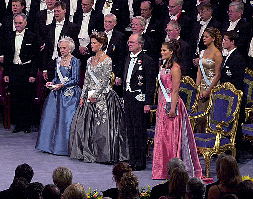 manbet手机版瑞典王室成员起立唱皇家圣歌。