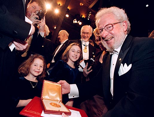 manbet手机版化学奖得主艾伦·j·Heeger展示他的诺贝尔奖章和文凭
