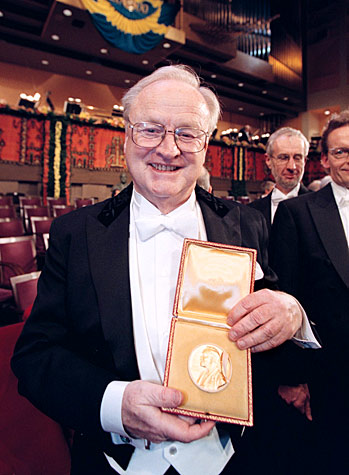 manbet手机版诺贝尔化学奖获得者Arvid Carlsson展示他的诺贝尔奖章