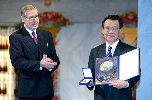 manbet手机版图为，联合国大会主席韩升洙接受诺贝尔和平奖