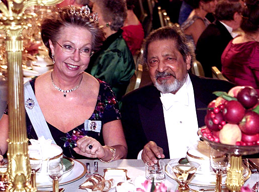 manbet手机版V. S.奈保尔和瑞典公主克里斯蒂娜在诺贝尔晚宴上