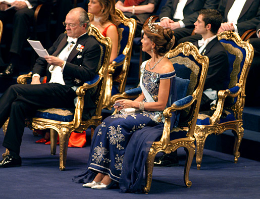 manbet手机版国王卡尔十六世·古斯塔夫和王后西尔维娅在诺贝尔奖颁奖典礼上狗万世界杯